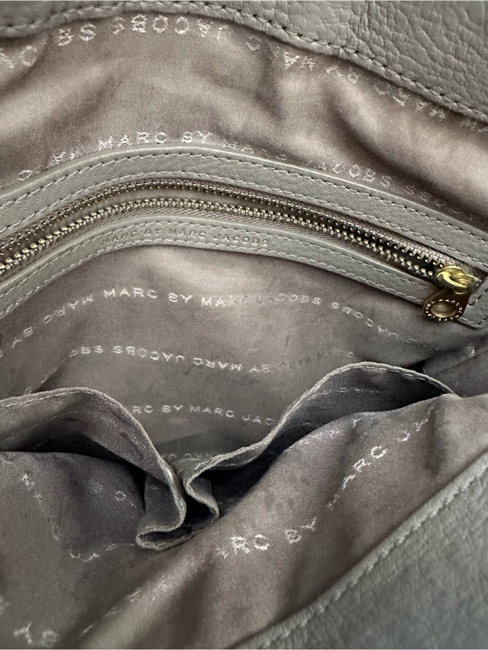 Marc by Marc Jacobs Taupe Pebbled Leather Shoulder Bag with Gold Plaque - Picture 6 of 6